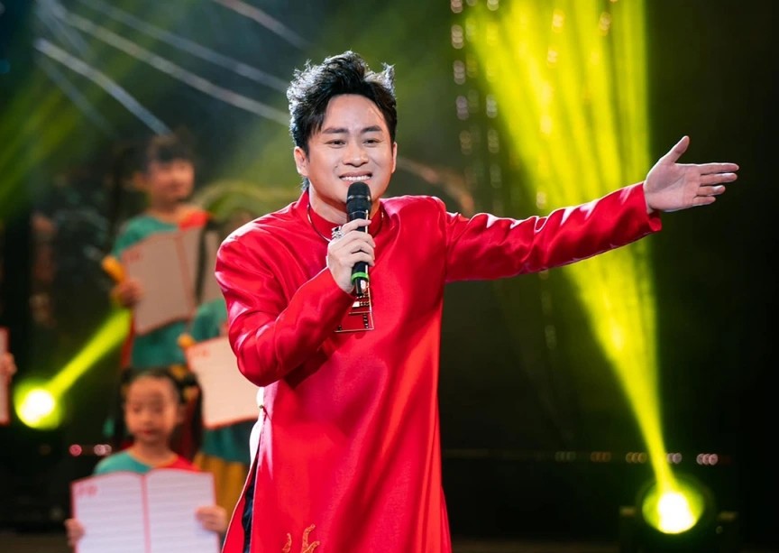 Ca sĩ Tùng Dương là một trong những nghệ sĩ tên tuổi sẽ tham gia biểu diễn tại Lễ khai mạc Lễ hội Làng Sen năm 2025. Ảnh tư liệu