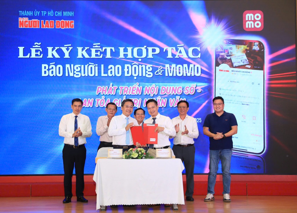 Nhà báo Lê Cao Cường, Phó Tổng Biên tập Báo Người Lao Động và ông Nguyễn Bá Diệp – Đồng sáng lập MoMo - ký kết hợp tác toàn diện