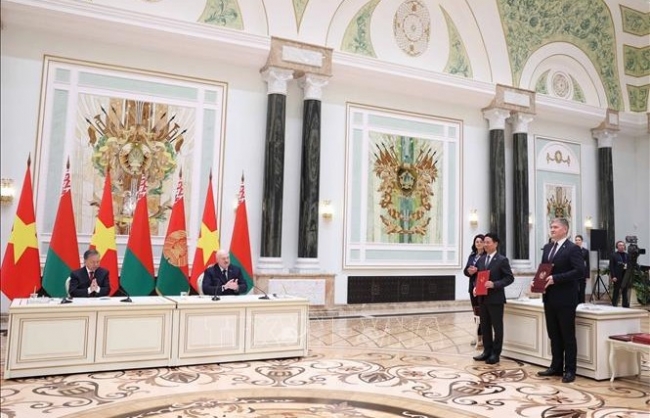 Tổng Bí thư Tô Lâm và Tổng thống Aleksandr Lukashenko chứng kiến lễ ký các văn kiện hợp tác giữa Việt Nam - Belarus