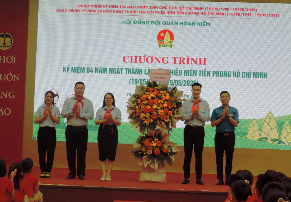 Phó Bí thư Thành đoàn, Chủ tịch Hội đồng Đội thành phố Hà Nội Đào Đức Việt và lãnh đạo quận Hoàn Kiếm tặng hoa chúc mừng Hội đồng Đội quận Hoàn Kiếm