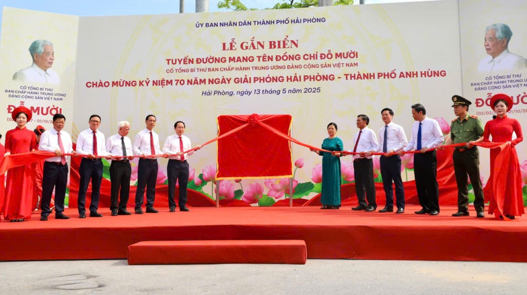 Các đại biểu cùng nhau gắn biển công trình