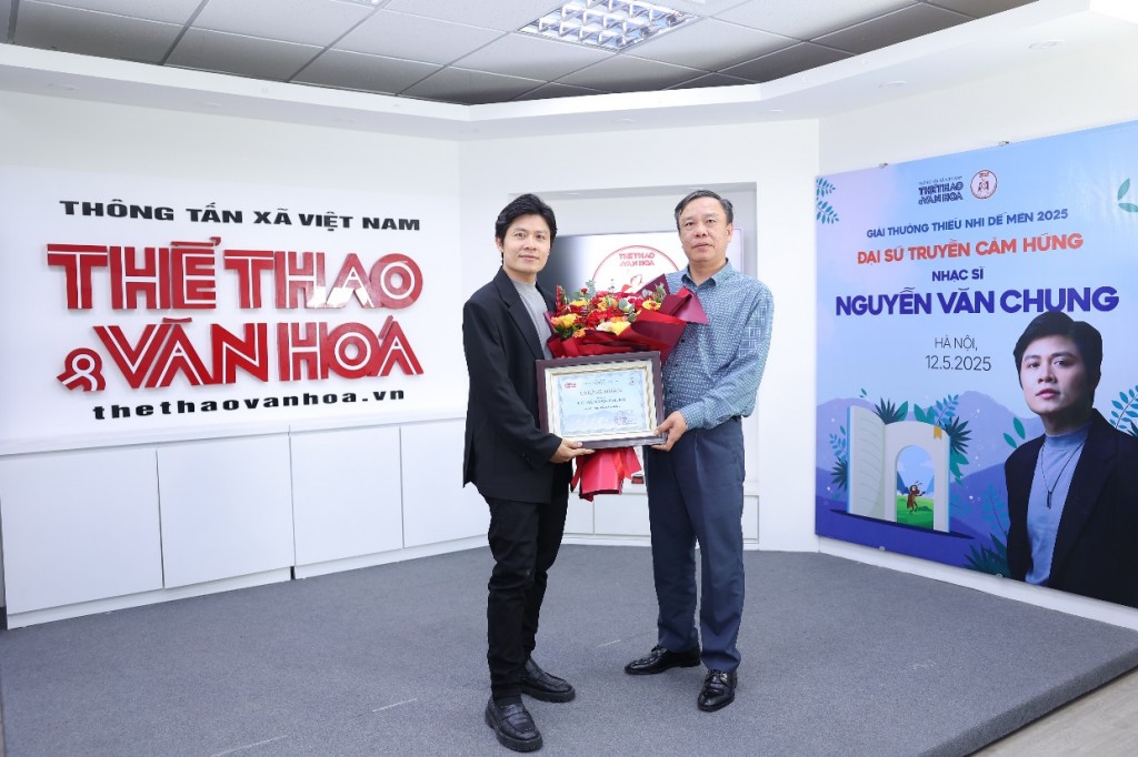 Nhà báo Nguyễn Thiện Thuật – TBT Báo TT& Văn hóa trao hoa  và Bằng chứng nhận Đại sứ truyền cảm hứng  cho Nhạc sĩ Nguyễn Văn Chung 