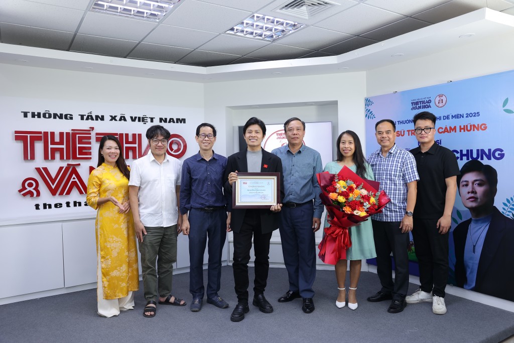 Nhà báo Nguyễn Thiện Thuật – TBT Báo TT& Văn hóa trao hoa và Bằng chứng nhận Đại sứ truyền cảm hứng cho Nhạc sĩ Nguyễn Văn Chung