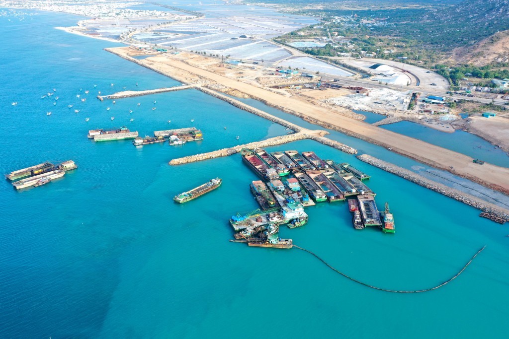 Ninh Thuận đẩy mạnh phát triển hạ tầng công nghiệp với các dự án trọng điểm như KCN Cà Ná giai đoạn 1, cảng biển Cà Ná giai đoạn 2 và Trung tâm logistics Cà Ná quy mô 120 ha.