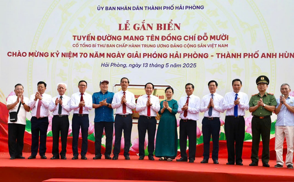 Các đại biểu làm thủ tục gắn biển công trình