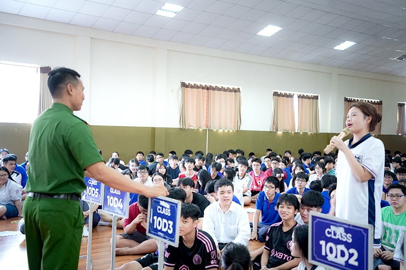 Các em học sinh trường THCS&THPT Lê Quý Đôn trao đổi tương tác với cán bộ PCCC