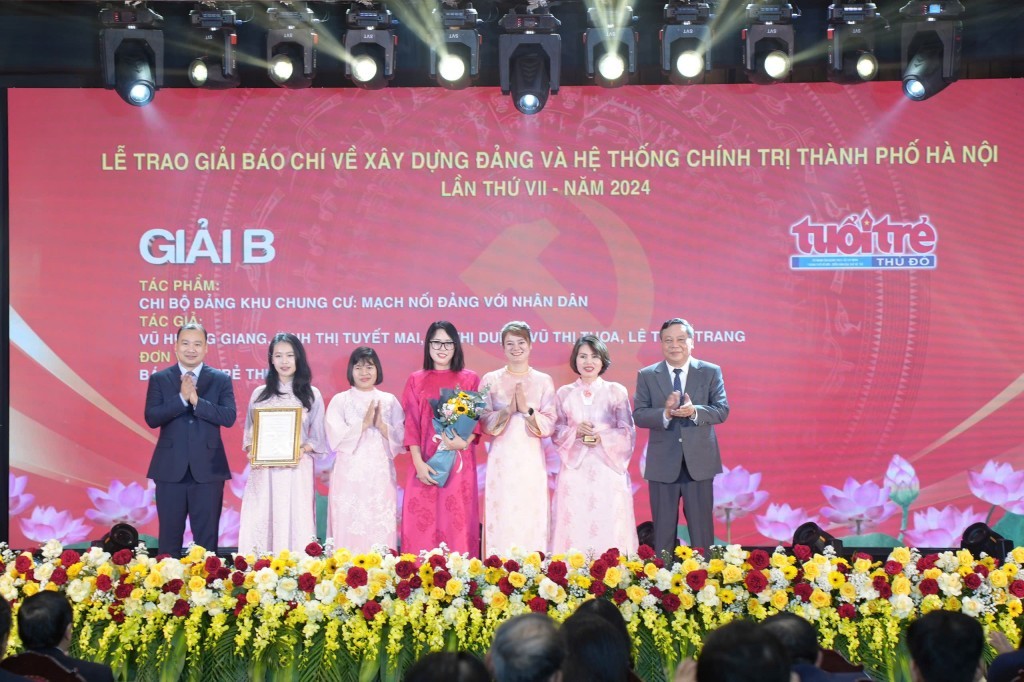 Ủy viên Dự khuyết Trung ương Đảng, Thứ trưởng Thường trực Bộ Văn hóa, Thể thao và Du lịch Lê Hải Bình và Phó Bí thư Thường trực Thành ủy Hà Nội Nguyễn Văn Phong trao Giải B cho nhóm tác giả