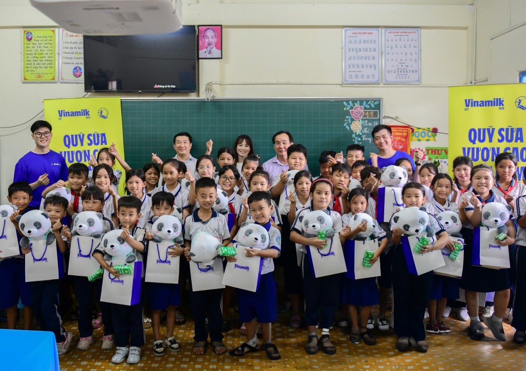 Các em học sinh Trường Tiểu học Tân Thông Hội (Củ Chi, TPHCM) đón nhận món quà là Sữa tươi 100% từ Vinamilk và 30 phần học bổng từ Quỹ Bảo trợ Trẻ em Việt Nam