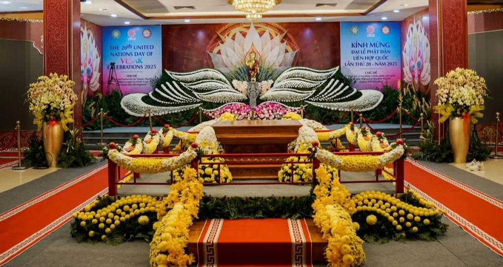 Không gian để các Tăng ni, phật tử, người dân và du khách chiêm bái Xá lợi Phật Thích Ca Mâu Ni tại chùa Quán Sứ