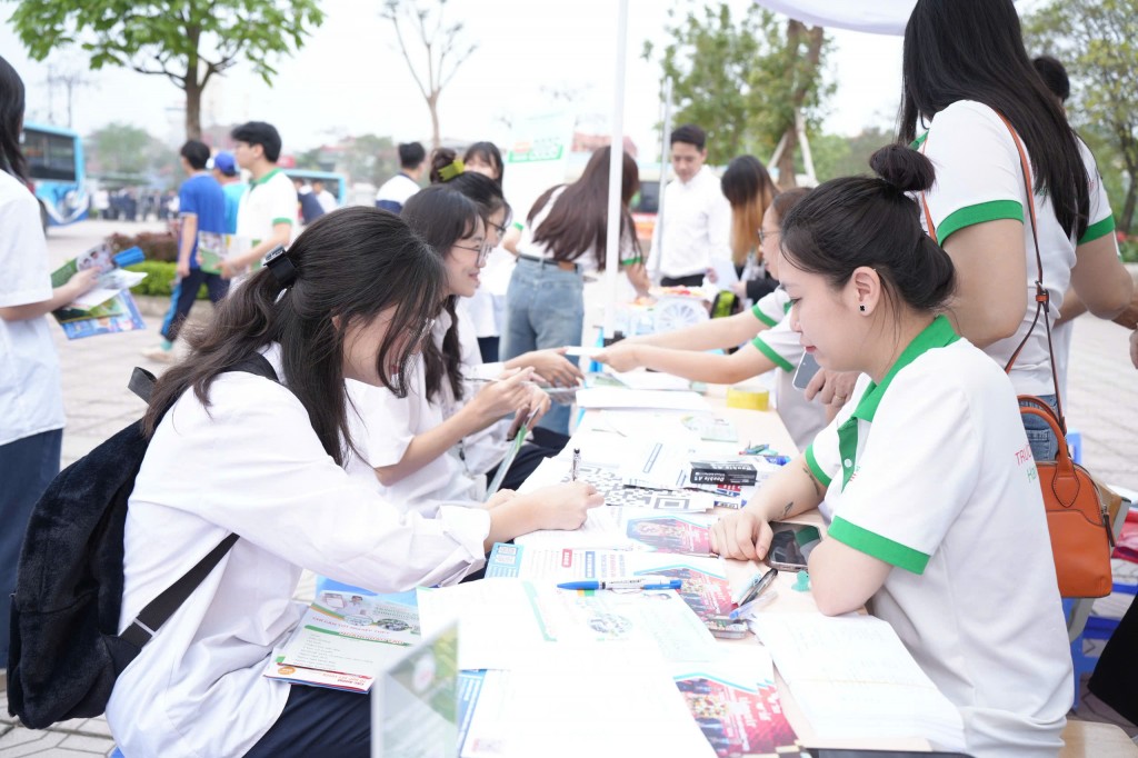 Đông đảo học sinh tìm hiểu thông tin tuyển sinh của trường  trong chương trình Đối thoại tư vấn hướng nghiệp do báo Tuổi trẻ Thủ đô tổ chức