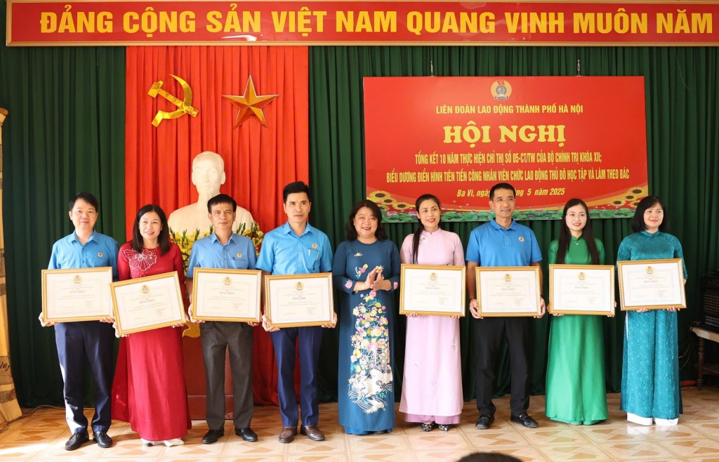 LĐLĐ thành phố Hà Nội biểu dương các tập thể đạt thành tích xuất sắc trong học tập và làm theo tư tưởng, đạo đức, phong cách Hồ Chí Minh