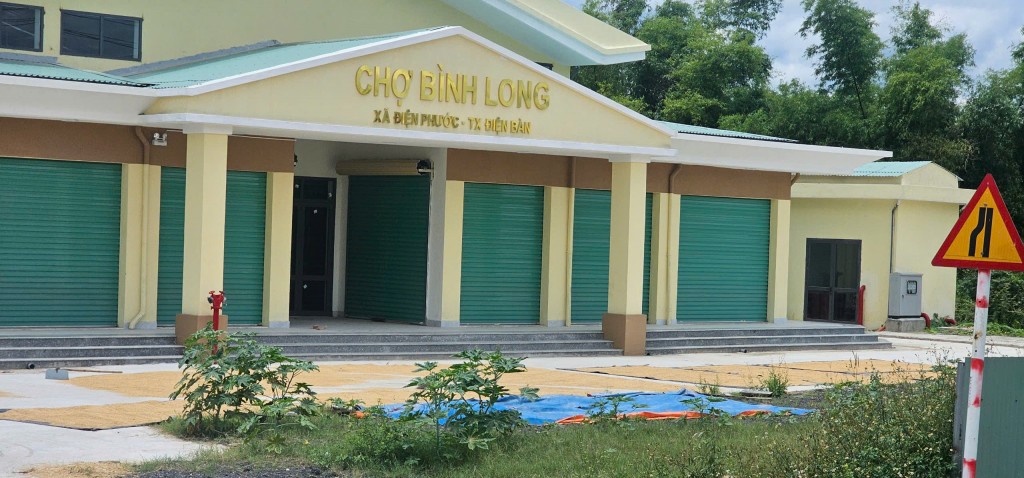 Quảng Nam: Chợ mới để không, người dân tranh thủ phơi lúa