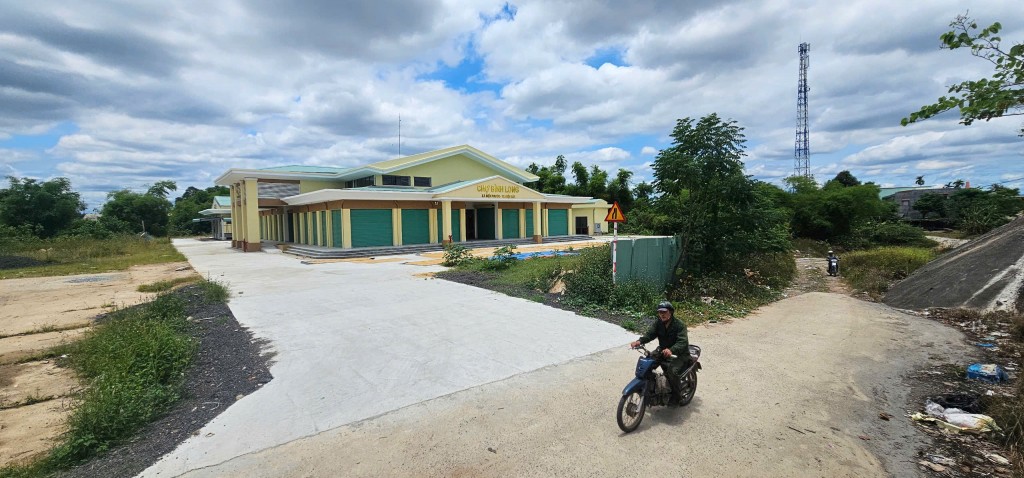 Quảng Nam: Chợ mới để không, người dân tranh thủ phơi lúa