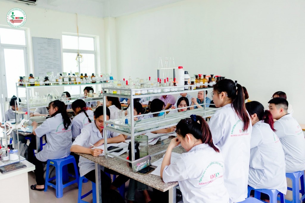 Sinh viên trường Cao đẳng Dược Hà Nội nghiên cứu, thực hành thực tế