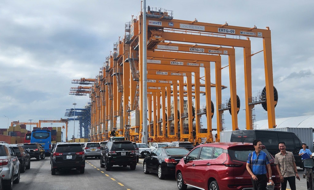 Dành cầu cẩu container hiện đại của Nhật Bàn được lắp đặt tại Bến cảng số 3, số 4