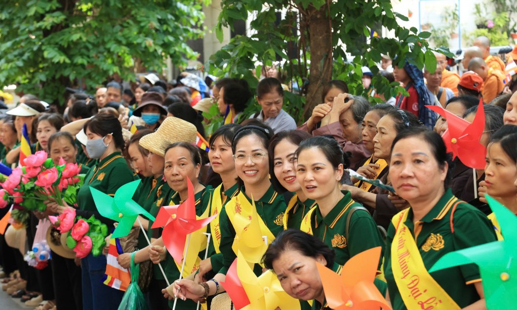 Người dân hoan hỉ chờ đón xá lợi Phật