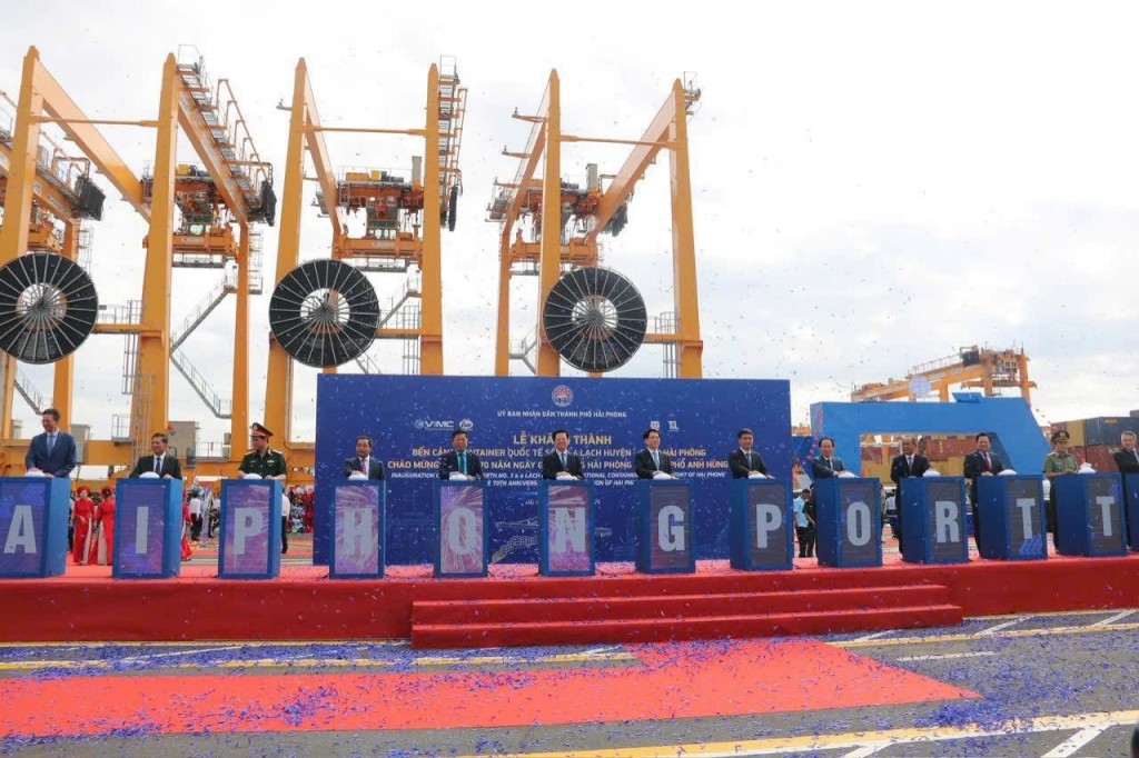 Các vị đại biểu nhấn nút khánh thành dự án