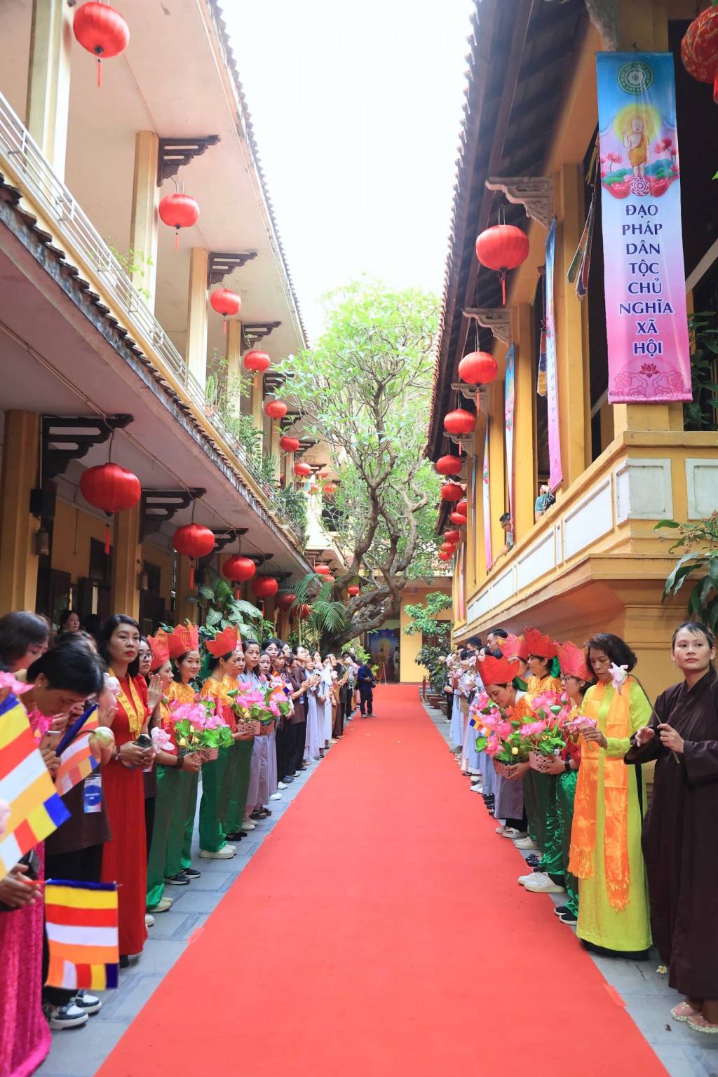 Đoàn người cung kính chờ đón xá lợi Phật