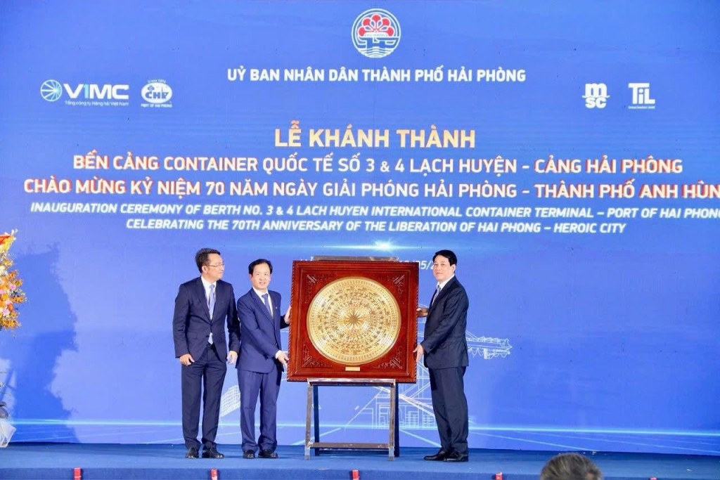 Chủ tịch nước Lương Cường tặng quà lưu niệm cho Đảng bộ, Cán bộ, CNV người lao động Cảng Hải Phòng