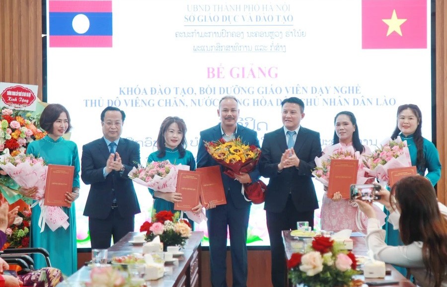 Giáo viên Lào hoàn thành khóa học nghề nấu ăn, tạo mẫu tóc