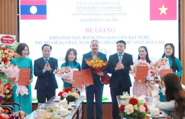 Giáo viên Lào hoàn thành khóa học nghề nấu ăn, tạo mẫu tóc
