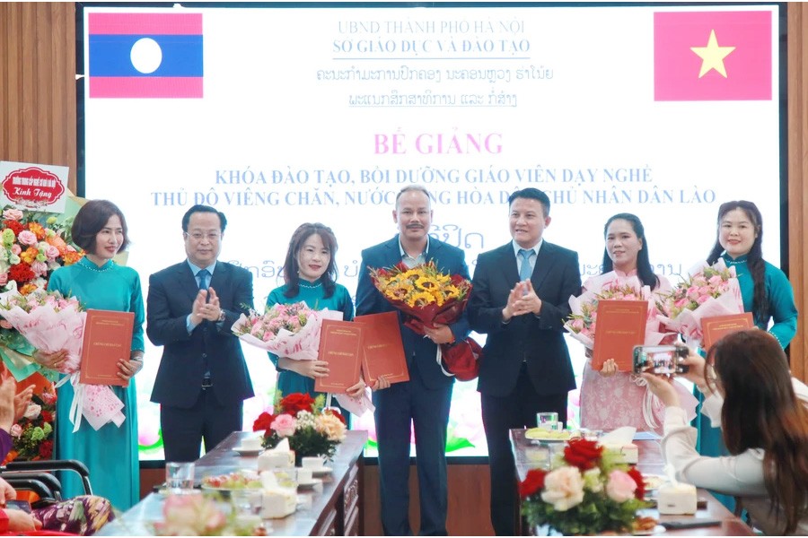 Giáo viên Lào hoàn thành khóa học nghề nấu ăn, tạo mẫu tóc
