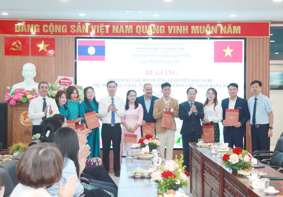 Giám đốc Sở GD&ĐT Hà Nội Trần Thế Cương, Phó Giám đốc Sở GD&ĐT Hà Nội Nguyễn Hồng Dân trao quà cho các học viên.