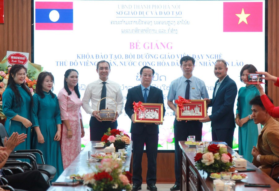 Các học viên đến từ Viêng Chăn tặng quà tri ân Sở GD&ĐT Hà Nội và các nhà trường.