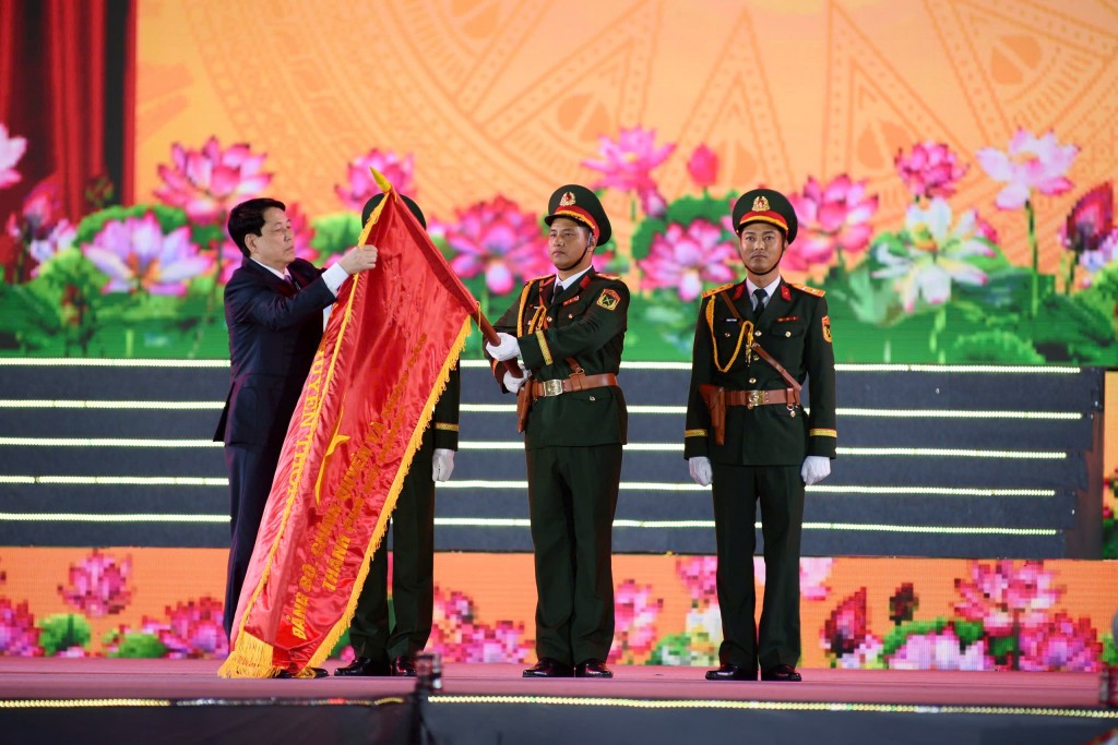 Chủ tịch nước Lương Cường gắn huy hiệu Thành phố Anh Hùng lên lá cơ truyền thống của Hải Phòng
