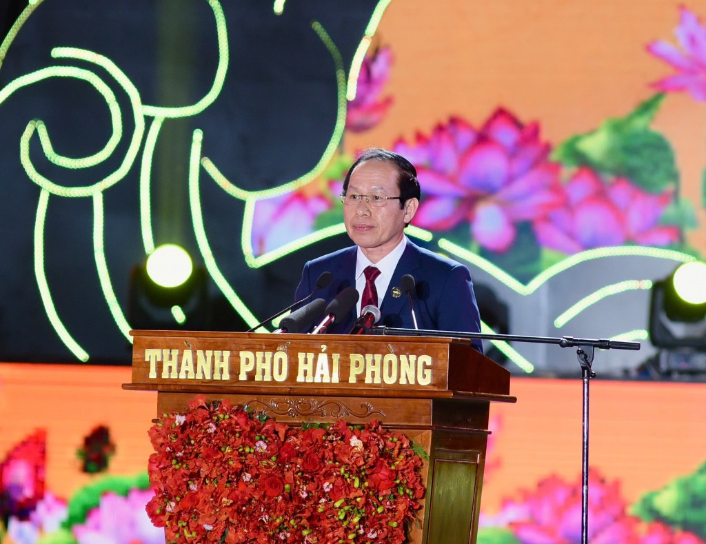 Đồng chí Lê Tiến Châu - Uỷ viên Trung ương Đảng, Bí thư Thành uỷ Hải Phòng đọc diễn văn khai mạc tại buổi lễ