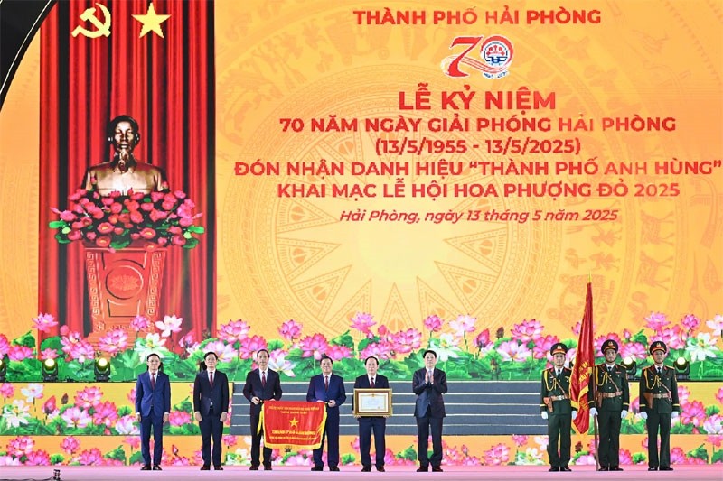 Chủ tịch nước Lương Cường trao Danh hiệu Thành phố Anh hùng cho Đảng bộ, chính quyền và Nhân dân thành phố Hải Phòng