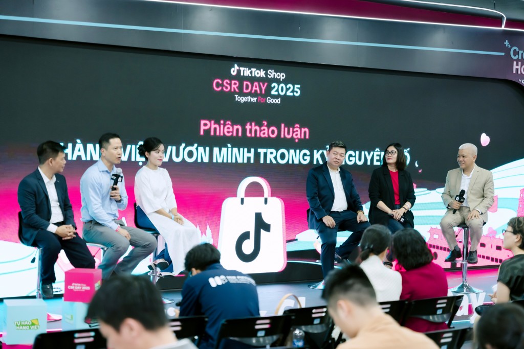 Đại diện TikTok Việt Nam và các đối tác chia sẻ tại phiên thảo luận Hàng Việt vươn mình trong kỷ nguyên số.