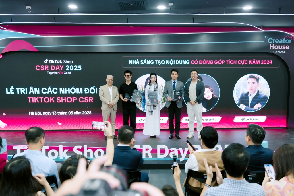 Các đối tác của TikTok Shop nhận cúp và chứng nhận cho những đóng góp tích cực trong các chương trình hành động vì cộng đồng của TikTok Shop.