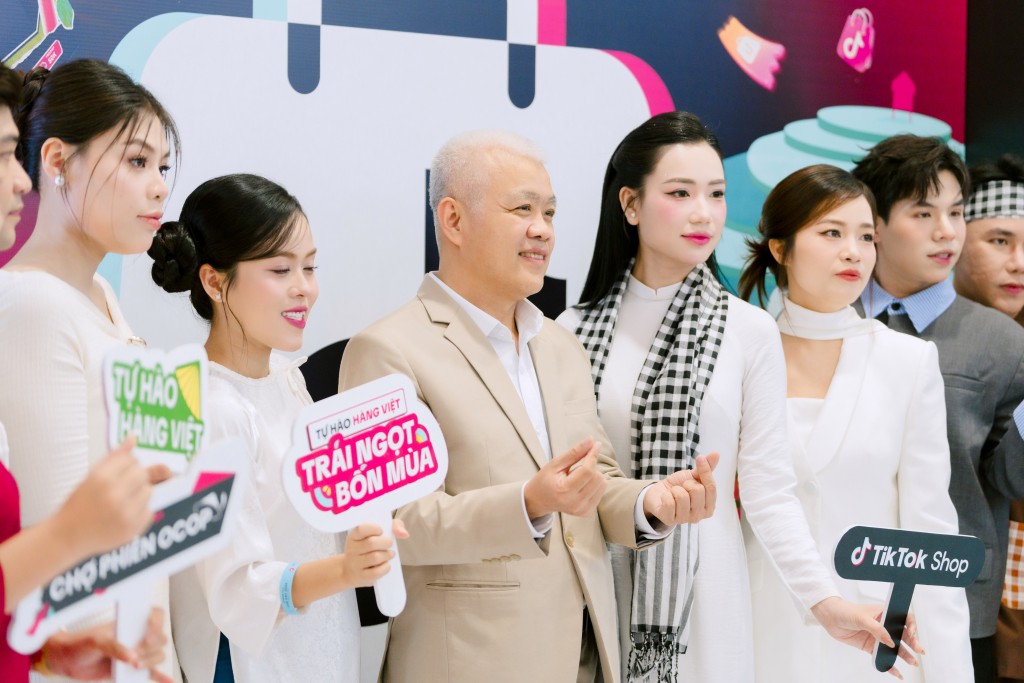 7. Ông Nguyễn Lâm Thanh, đại diện TikTok Việt Nam cùng các đối tác và nhà sáng tạo nội dung có mặt tại sự kiện