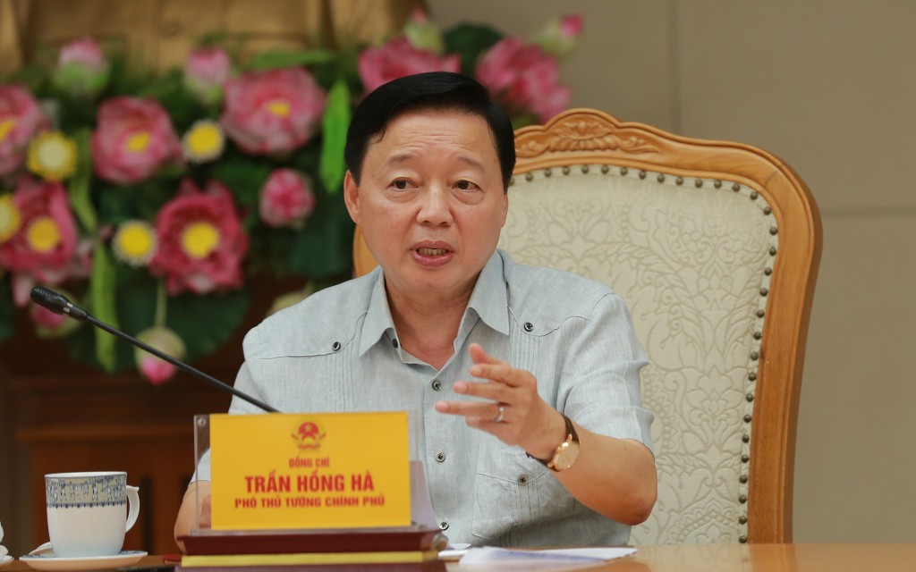 Phó Thủ tướng Trần Hồng Hà yêu cầu Bộ Xây dựng, đơn vị tư vấn tiếp tục cập nhật số liệu về những đoạn tuyến cao tốc cần tập trung đầu tư hoàn chỉnh để bảo đảm tiêu chí an toàn, đáp ứng được tốc độ tăng trưởng lưu lượng vận tải, cũng như hiệu quả khai thác - Ảnh: VGP/Minh Khôi