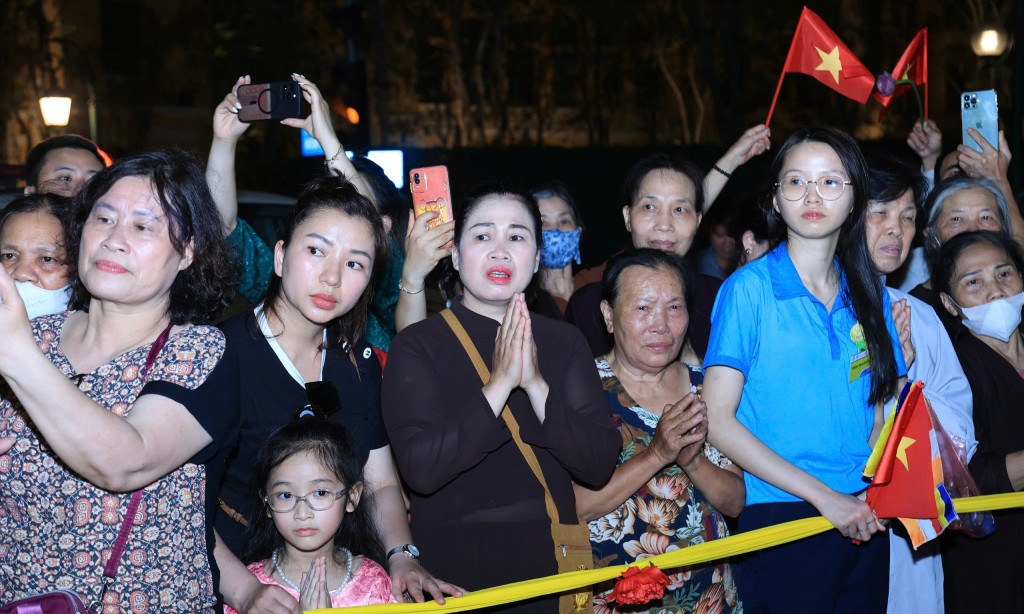 Người dân hoan hỉ chào mừng Người dân hoan hỉ chào mừng