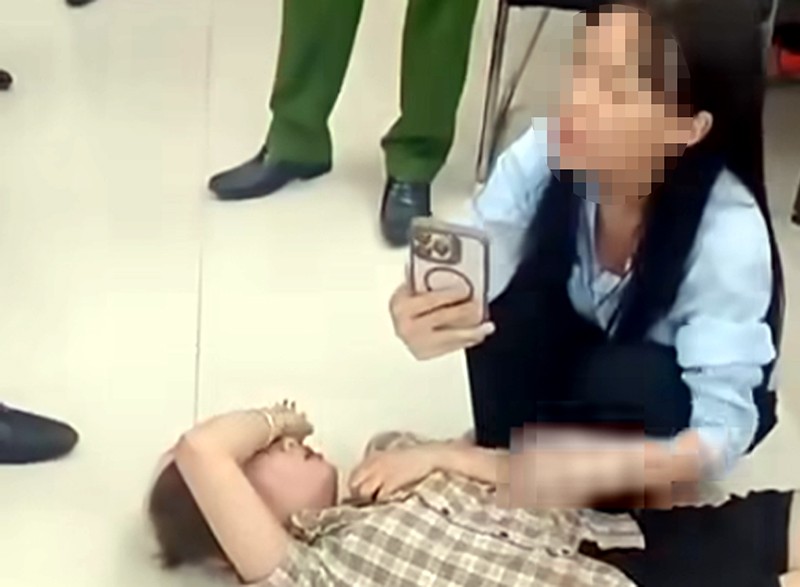 Hình ảnh clip cô gái bị đánh nằm trên nền nhà sau sự việc