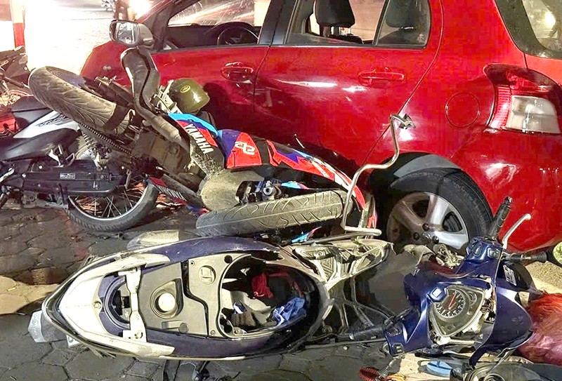 Hiện trường vụ tai nạn xe ô tô đâm vào loạt xe máy trên đường Kim Giang
