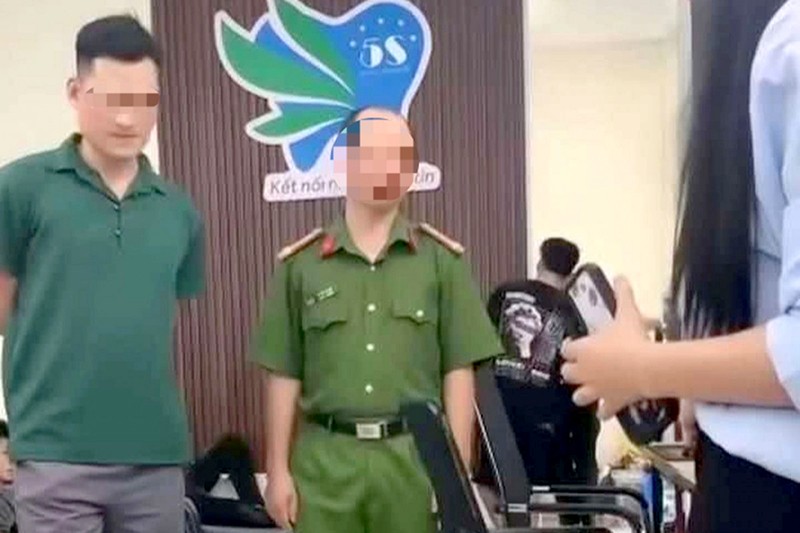 Công an phường Dương Nội đến làm việc tại 1 công ty trên địa bàn (Ảnh cắt từ clip)