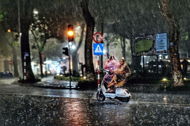 Hà Nội ngày nắng, chiều tối và đêm có mưa rào và dông rải rác