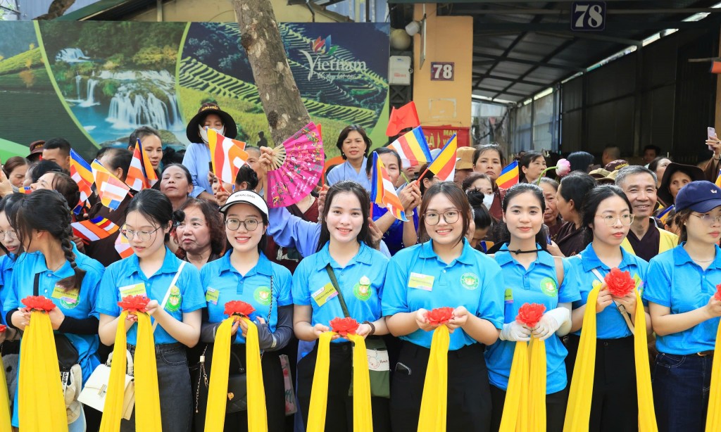 Các tình nguyện viên mang đến sức trẻ và gieo duyên thiện lành tại sự kiện