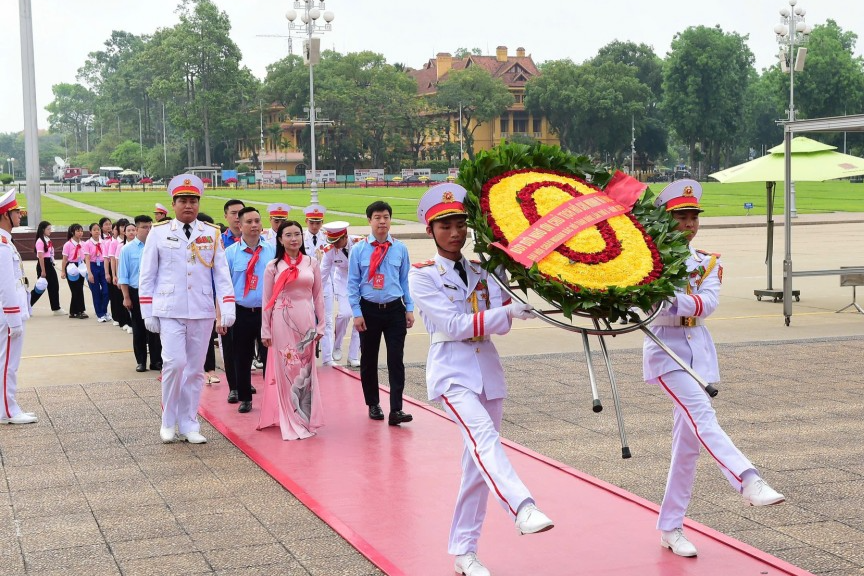 Đoàn đại biểu vào Lăng viếng Bác