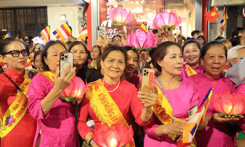 Rực rỡ sắc màu văn hóa Việt Nam cùng cung rước xá lợi Phật