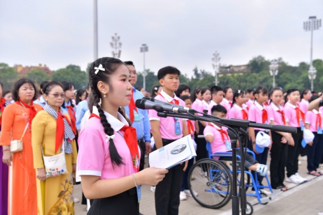 500 thiếu nhi ưu tú về Thủ đô, báo công dâng Bác