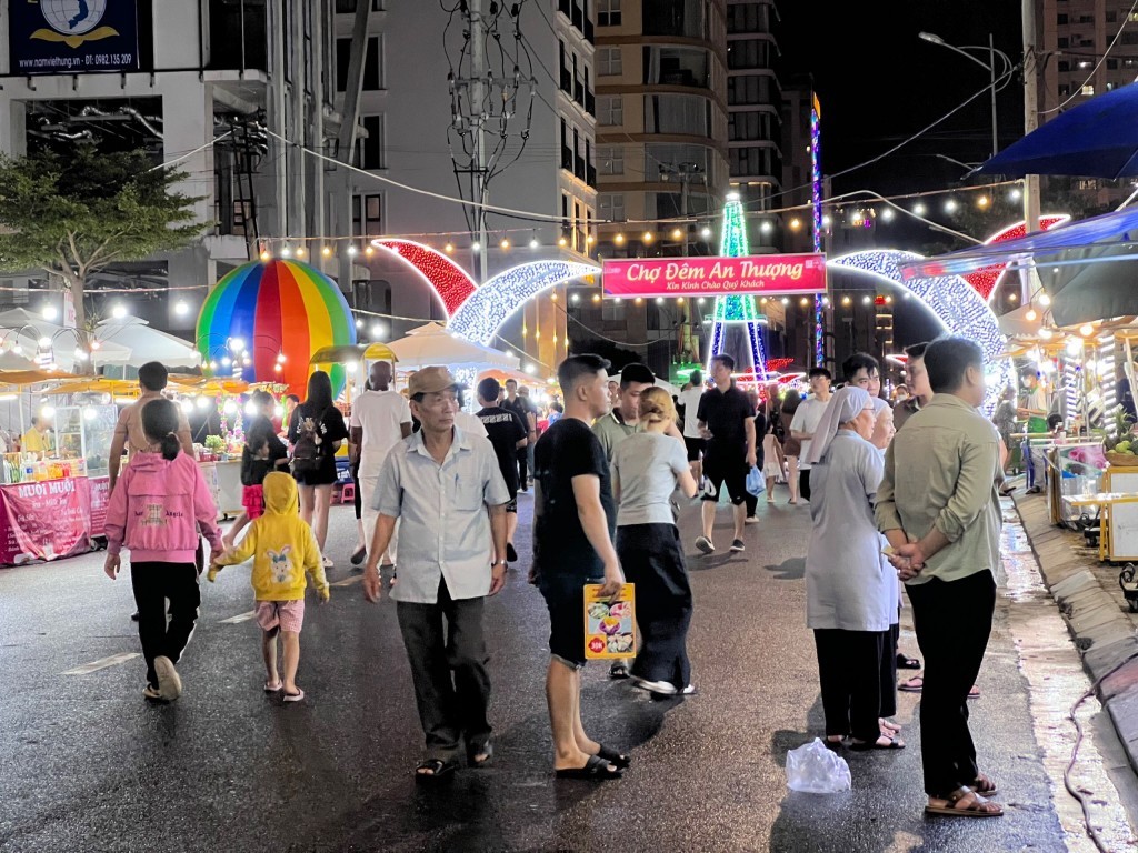 Phố đi bộ, chợ đêm An Thượng tạo không gian cho người dân và du khách tham quan, giải trí, thưởng thức ẩm thực, mua sắm (Ảnh: Đ.Minh)