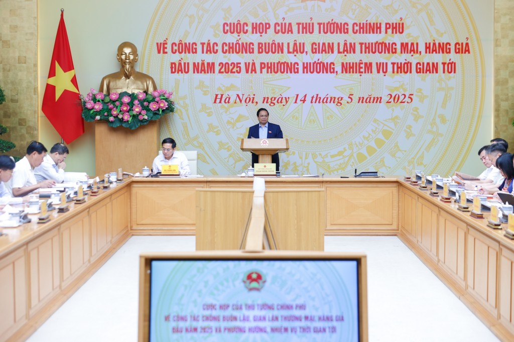 Thủ tướng nêu rõ, chống buôn lậu, gian lận thương mại, hàng giả... là công việc quan trọng của cả hệ thống chính trị, cấp ủy, chính quyền phải vào cuộc, huy động sự vào cuộc của nhân dân; là nhiệm vụ mang tính lâu dài, phải làm thường xuyên, toàn diện, không ngừng nghỉ - Ảnh: VGP/Nhật Bắc