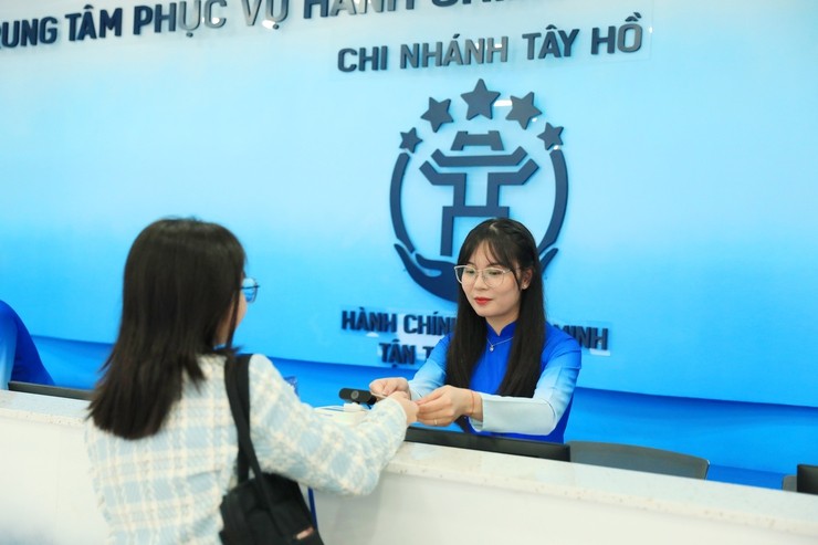 Nhân viên Chi nhánh Trung tâm Phục vụ hành chính công Tây Hồ tiếp đón, hướng dẫn người dân thực hiện thủ tục hành chính