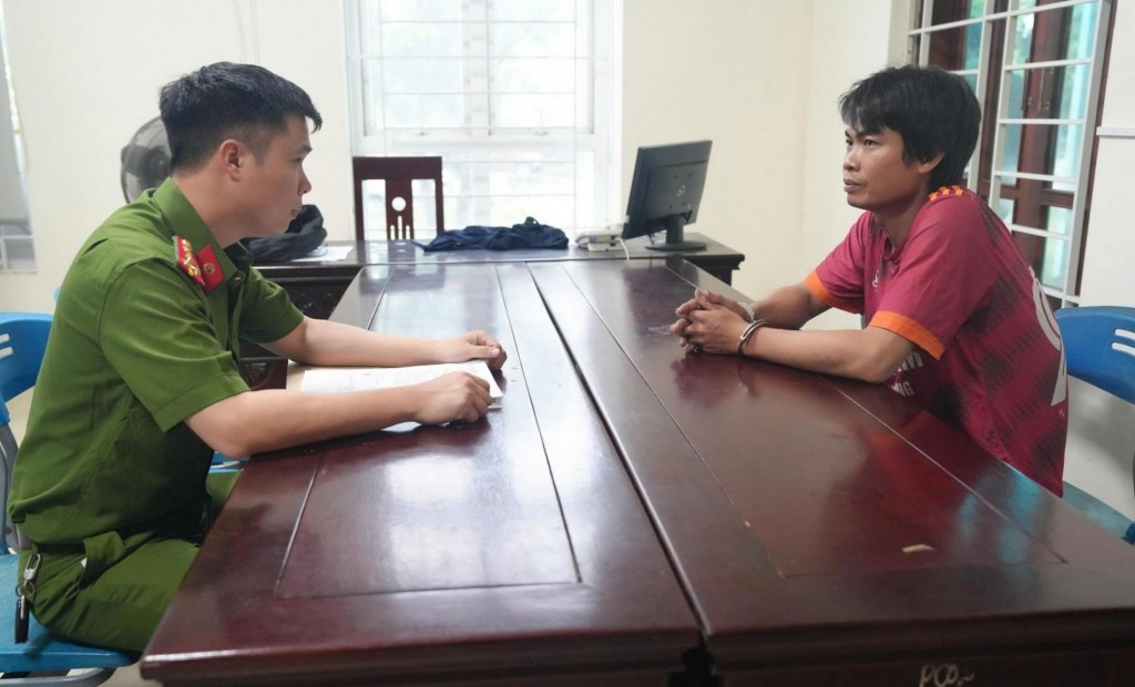 Cơ quan Công an lấy lời khai một trong số các đối tượng.