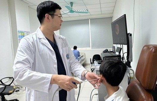 Cảnh giác ký sinh trùng chui vào mũi, tai khi tắm sông suối