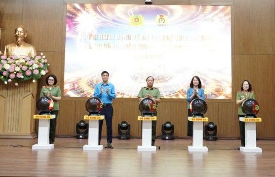 Trao mái ấm cho đoàn viên Công đoàn Công an Nhân dân